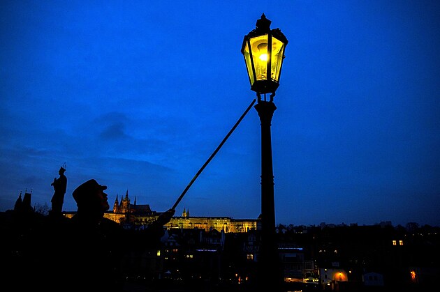 Lamp Jan kovec pomoc dlouh tye rozh plynovou lampu na Karlov most.