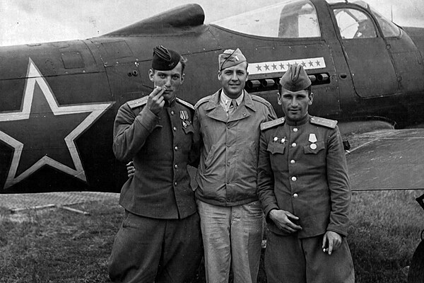 Amerit a sovtt piloti vedle sthaky Bell P-39 Airacobra, dodan do SSSR na zklad pjky a pronjmu, 1944.