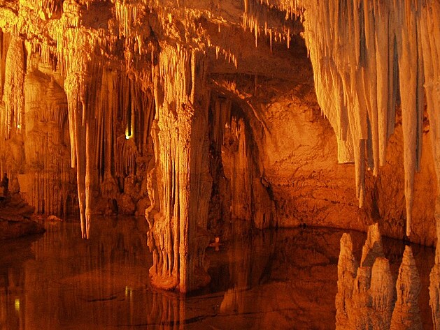 Obr�zek: Zdroj pixabay.com, licence CC0, https://pixabay.com/photos/cave-stalagmites-stalactites-756/