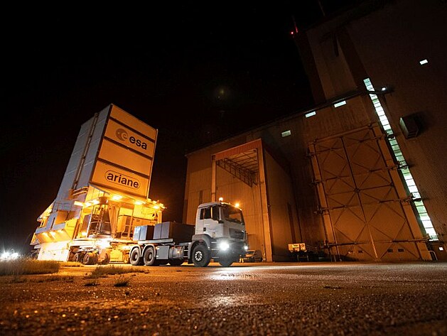 22. 12. 2021 - plnovan start Webbova teleskopu. Na tto fotografii je zachycen transport teleskopu ve specilnm kontejneru na kosmodromu Kourou k monti na raketu Ariane 5.