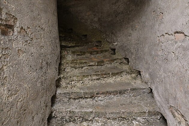 2.Pak u� se �lo po star�ch z�meck�ch schodech n� a n�