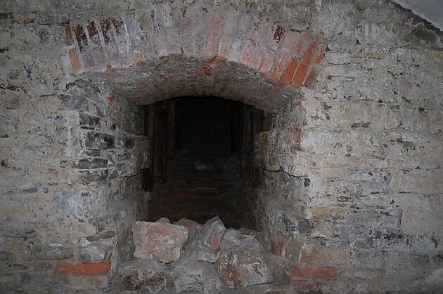 5. dnes u� zasypan� chodba, kterou po v�lce �dajn� ut�kali zam�stnanci pivovaru do hospody