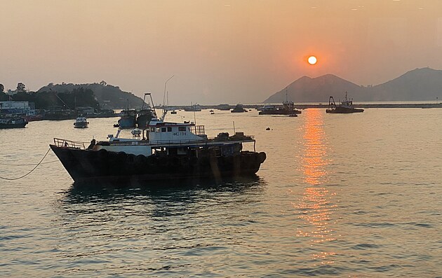 Z�pad slunce z lodi po cest� zp�tky na ostrov Hongkong