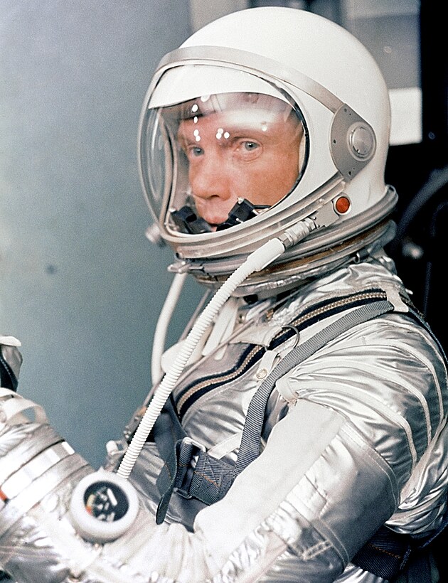 20. 2. 2022 - John Glenn se ped edesti lety (1962) stal prvnm Amerianem na obn drze okolo Zem. Planetu obletl celkem tikrt.