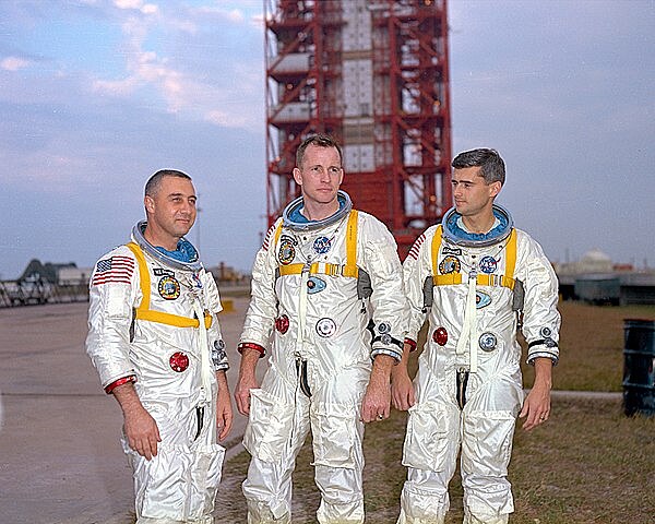 Virgil Ivan Grissom (vlevo), Ed White a Roger Chaffee - pzuj ped raketou Saturn IB s lod Apollo na ramp LC-34 na mysu Canaveral. Mise Apollo 1 mla startovat 21. nora 1967, ale 27. ledna vichni ti zahynuli v plamenech.