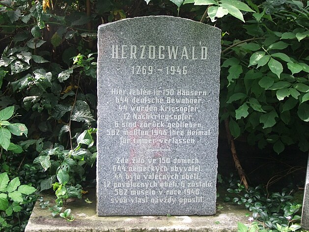 Pamtn deska vnovan obyvatelm zanikl obce Herzogwald