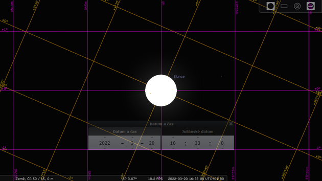 20. 3. 2022 - jarn rovnodennost. Simulace z programu Stellarium ukazuje, e Slunce se v okamiku jarn rovnodennosti nachz v prseku rovnkov a ekliptikln souadnicov st.