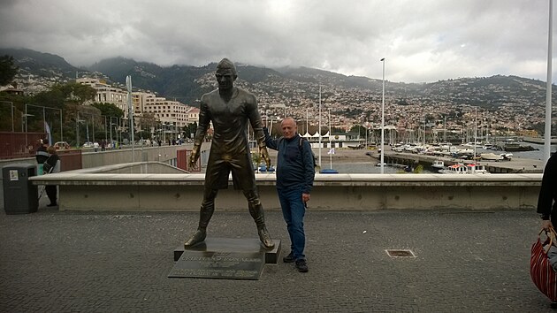 Funchal - ped muzeem slavnho rodka , fotbalisty Christiana Ronalda