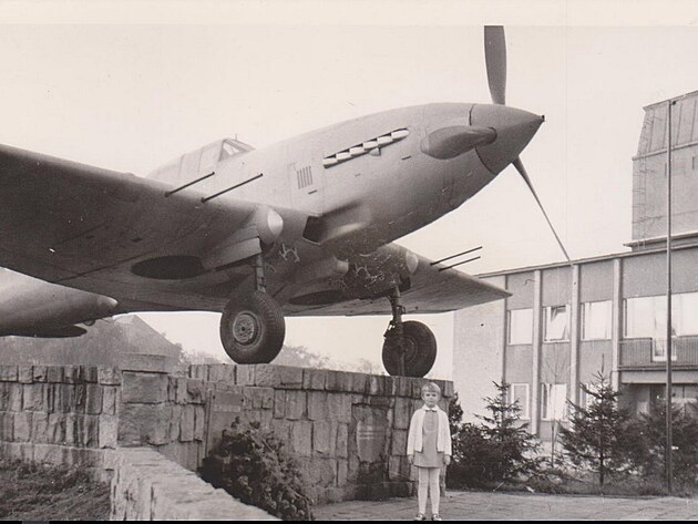 Bitevn�k u t��nsk�ho divadla v roce 1970 Jarmila Brabcov�