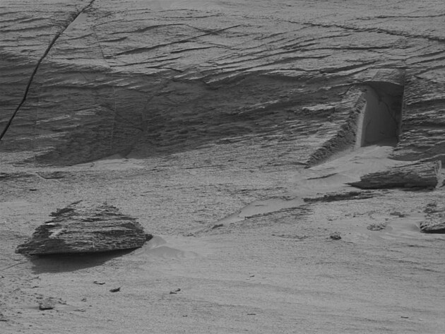 Vtinou v mdich publikovan snmek z kamery Mast roveru Curiosity.