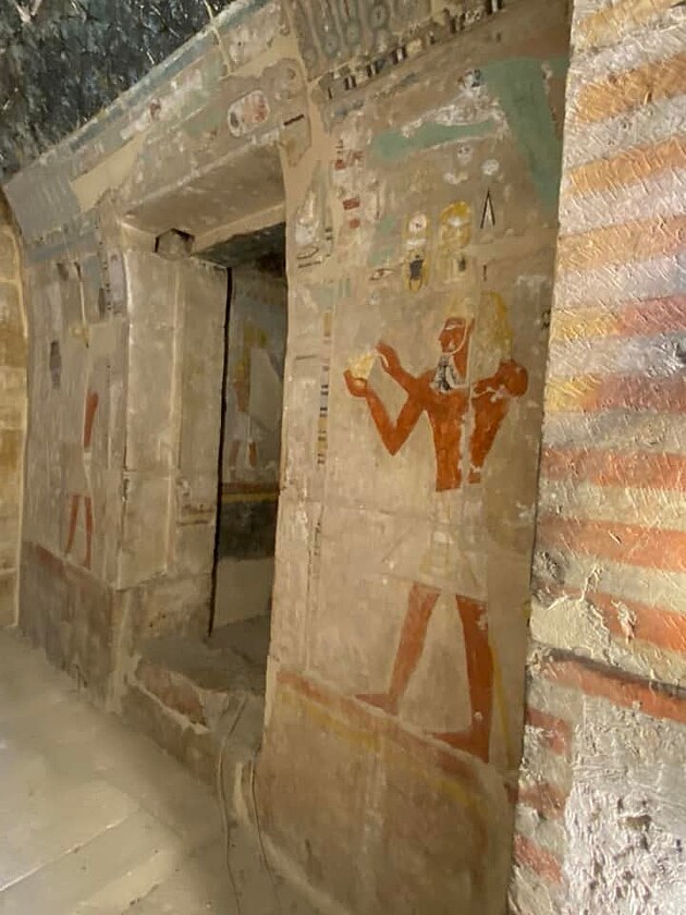 Te bude pr fotek z vnitk hrobek v dol krl v Luxoru. Ty barvy jsou vude pvodn, nesmj je restaurovat, jinak by nestali od Unesco ani penny. Jsou povinni to nechat tak, jak to je. Zvltn pocit, kdy se dvte na malby a barvy star tisce let,