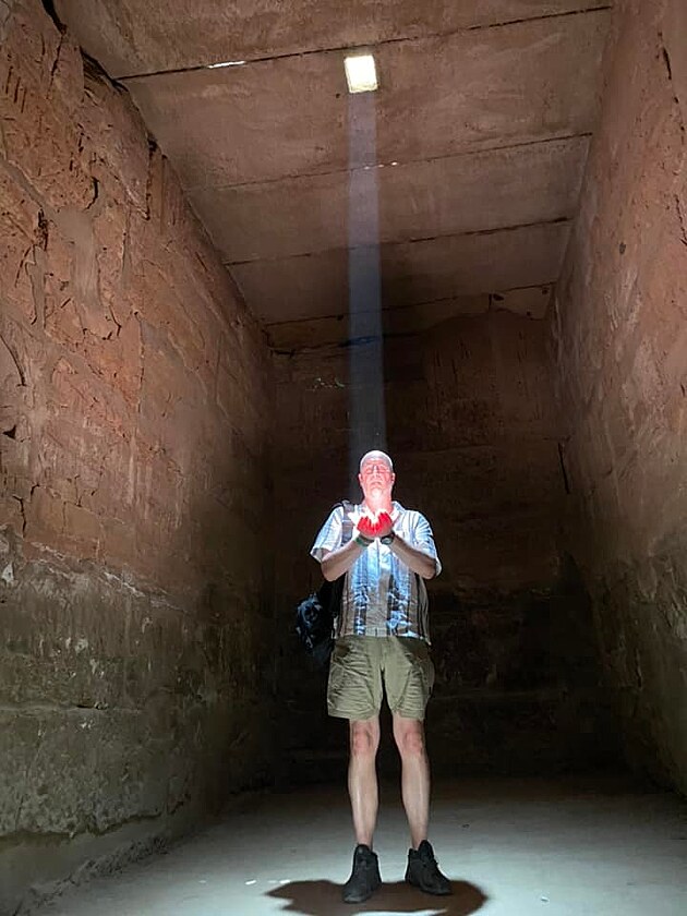 J v chrmu boha Slunce, Amon-Rea v Karnaku