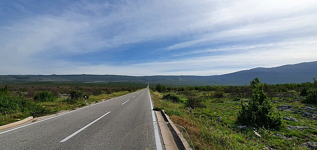 Silnice vedouc k bosenskm hranicm v horch