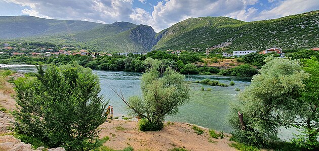 �eka Neretva prot�kaj�c� m�stem Mostar, Bosna