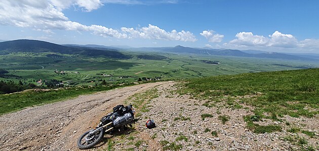 Poloen motorka (fotka klame, skuten to byl prudk kopec :-))