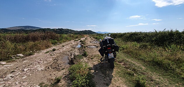 Nepl�novan� zkratka nachystan� mapy.cz, uj�d�n� bou�ce, jih Alb�nie, pohled na z�pad k Sarande