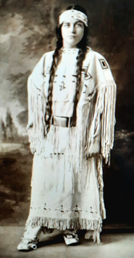 Typický čerokézský oděv-dívka