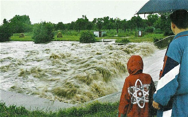 Rozbouen voda perovsk Bevy pi povodni