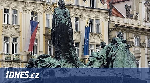 Sousoší mistra Jana Husa v Praze na Staroměstském náměstí - ilustrační foto.
