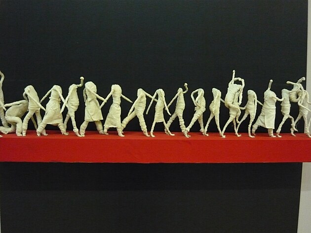 N�co m�lo jsme se dozv�d�li o historii Alb�nie v tiransk�m muzeu na Skanderbegov� n�m�st�. Bohu�el u expozice z novodob�ch d�jin chyb�ly anglick� popisky, nicm�n� tenhle v�jev by byl srozumiteln� i bez koment��e.