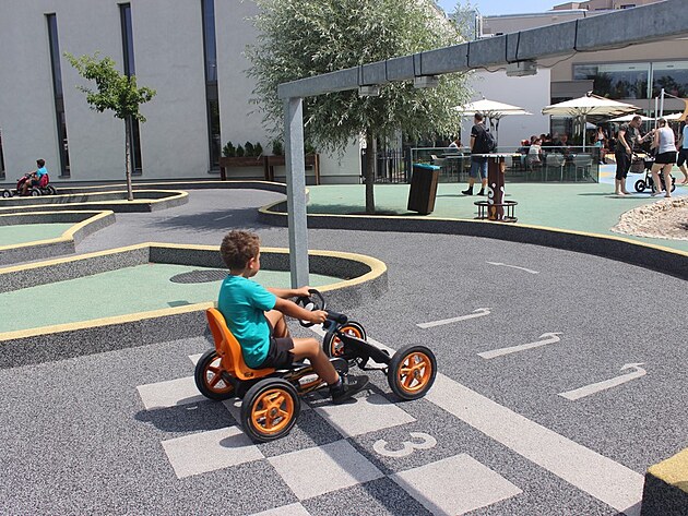 Závodní okruh na šlapacích kárách.