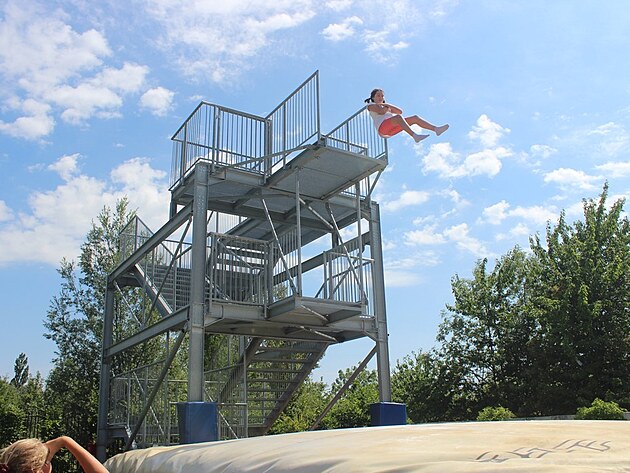 Ptačí rozlet - volný pád do měkkého vzduchového polštáře.