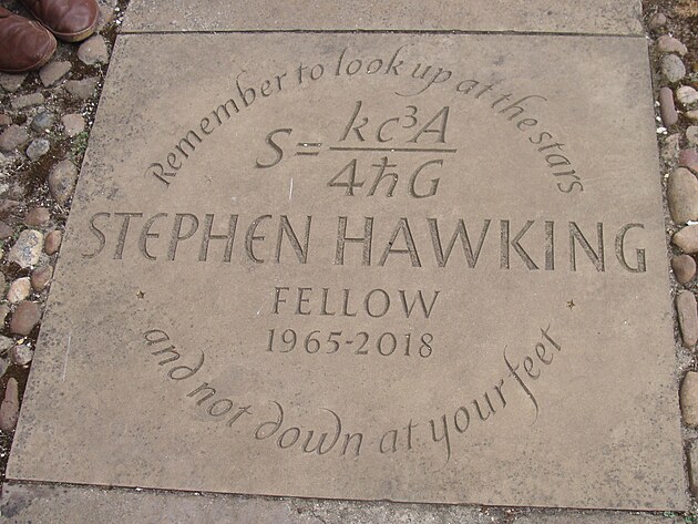 Stephen Hawking ml kancel v pzem, ponvad byl nepohybliv. V chodnku pod oknem je dladice s jeho nejvznamnjm objevem: vzorcem pro vpoet entropie ern dry.