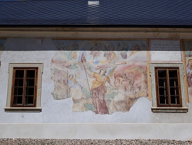 Venkovn stny zmku byly zdobeny ndhernmi freskami