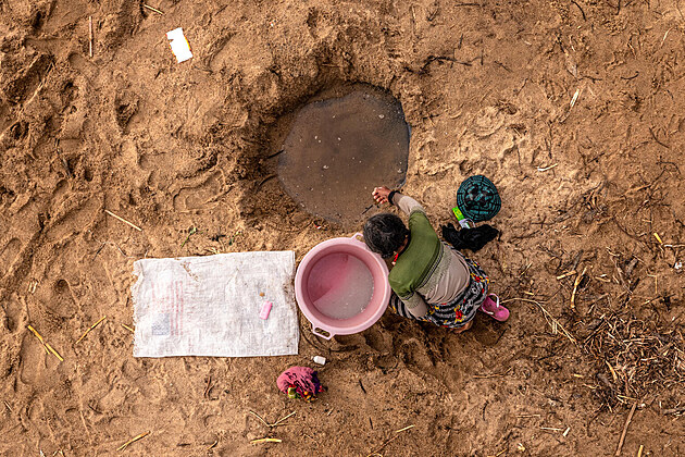 Jedna z nejvtch kriz souvisejcch s vodou se prv te odehrv v Africkm rohu. Region el ji tetm rokem po sob podprmrnm srkm, suchu a nerod. Ceny vody zde vzrostly a o 300 procent. V Dibuti, Eritreji, Etiopii, Keni a Somlsku je ohr