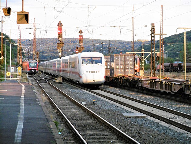 ICE Mnchen - Wrzburg - Bremen projd Gemndenem starou trat podl Mohanu. Rychlodrha Wrzburg - Kassel je do prosince uzavena.