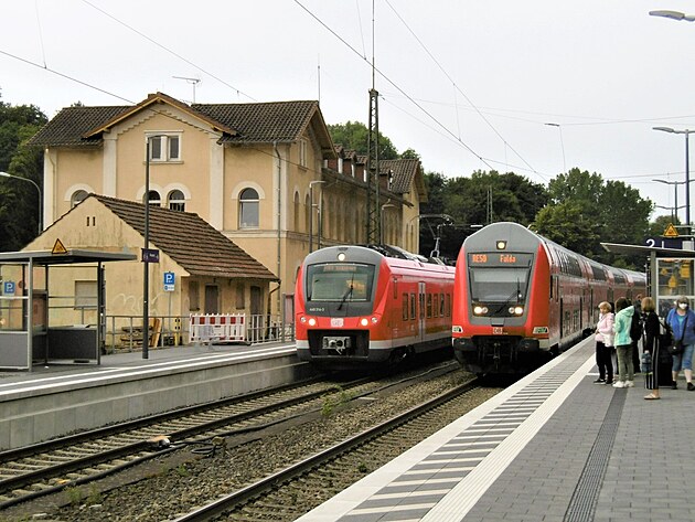 Osobnmi vlaky zaplnn stanice Schlchtern na trati Frankfurt - Fulda - Kassel