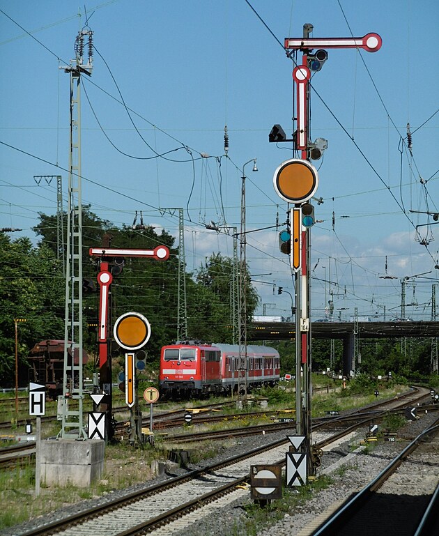 Mechanick odjezdov nvstidla ve stanici Hanau, nedaleko Frankfurtu