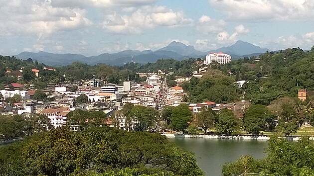 Pohled na historick centrum Kandy z bo hor