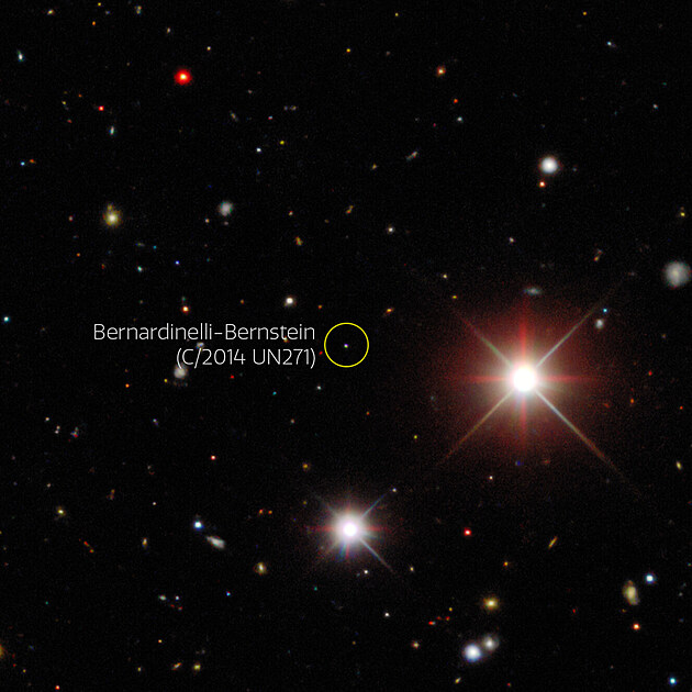 Obrzek: Kometa Bernardinelli-Bernstein. Zdroj: Dark Energy Survey/DOE/FNAL/DECam/CTIO/NOIRLab/NSF/AURA/P. Bernardinelli & G. Bernstein (UPenn)/DESI Legacy Imaging Surveys, CC BY 4.0 <https://creativecommons.org/licenses/by/4.0>, Wikimedia Commons, https: