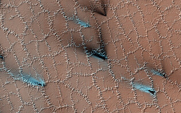 Obr�zek: Jarn� t�n� ledu na Marsu. Zdroj: NASA/JPL-Caltech/University of Arizona, https://photojournal.jpl.nasa.gov/catalog/PIA25357