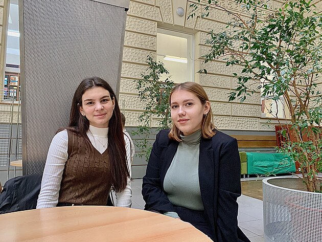Studentka Anna Alieksieieva (vlevo) a jej ukrajinsk kamardka Anastasiia Buravtseva (vpravo).