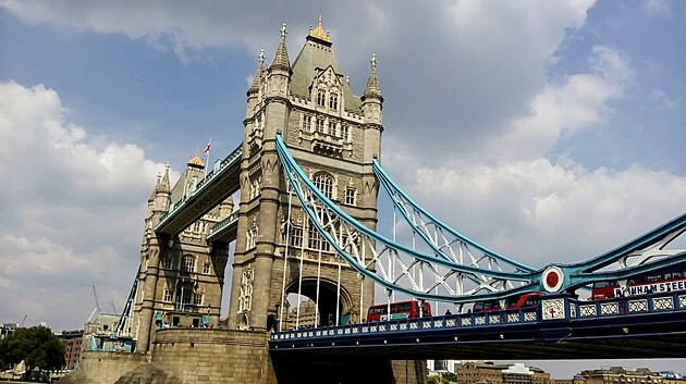 Pestoe je Tower Bridge jedna z nejslavnjch londnskch pamtek, je to ve skutenosti mladk - eku Temi peklenul a v roce 1894.