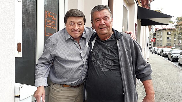 Zest�rli jsme. J� stoj�m na schodu. Posledn� setk�n�.