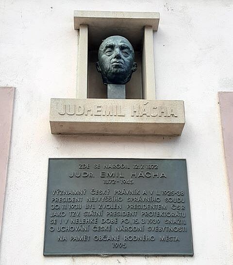 Busta s pamtn deskou na rodnm dom Emila Hchy v Trhovch Svinech