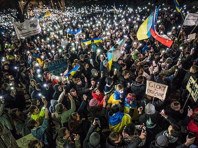 Protest proti rusk invazi na Ukrajinu ped ruskou ambasdou v Praze, 24.nora 2022.