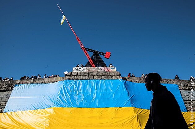 Ob ukrajinsk vlajka ped metronomem, 13. bezna 2022, Praha.