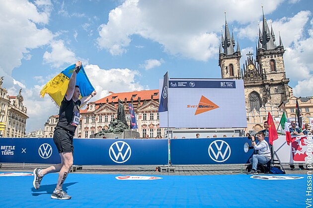 Bec s Ukrajinskou vlajkou, Maraton RunCzech, 8.kvtna 2022, Praha.