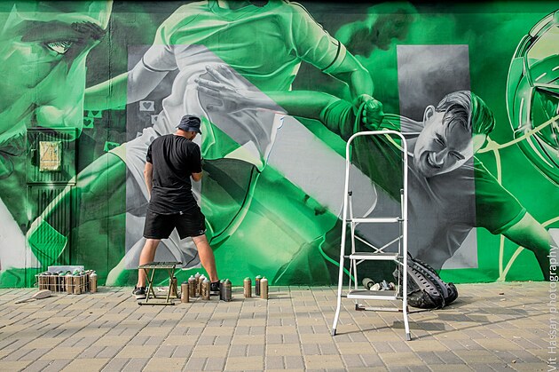 Streetartov umlec ChemiS vytv obrovsk mural ped fotbalovm stadionem Bohemians Praha 1905, 19.srpna 2022.