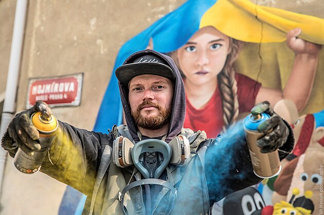 Streetartov umlec ChemiS vytvoil nstnnou malbu na protest proti rusk invazi na Ukrajinu, 18.bezna 2022, Praha.