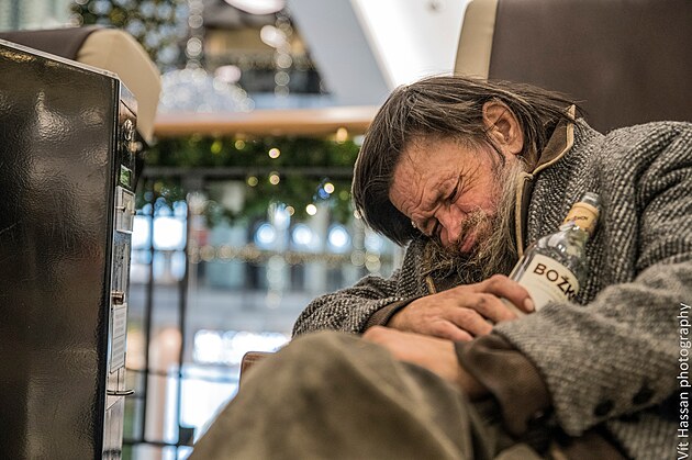 Spc bezdomovec s lhv rumu v luxusnm obchodnm centru Palladium, 25.listopadu 2022, Praha.