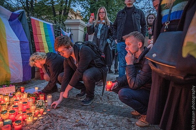 Uctn pamtky obt stelby z ad LGBT komunity v Bratislav. 14.jna 2022, Praha.