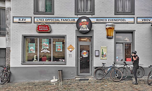 Hospoda, kde s�dl� ofici�ln� Remc�v fanklub.