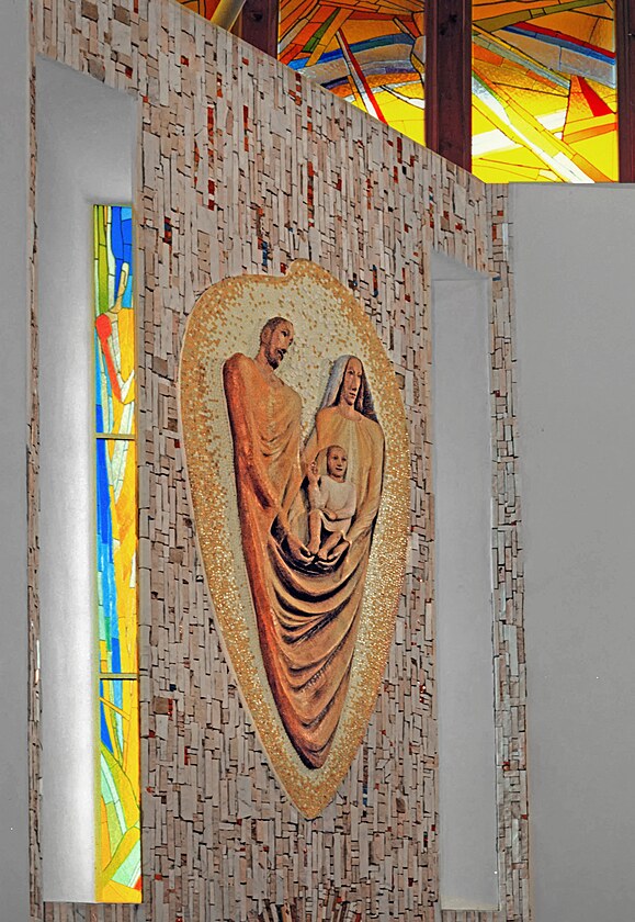 Z umleck vzdoby kostela Svat Rodiny v Luhaovicch - centrln vjev. Vlevo je trbinov vertikln okno s vjevem Boho andla, kter ve snu promlouval ke sv. Josefovi.