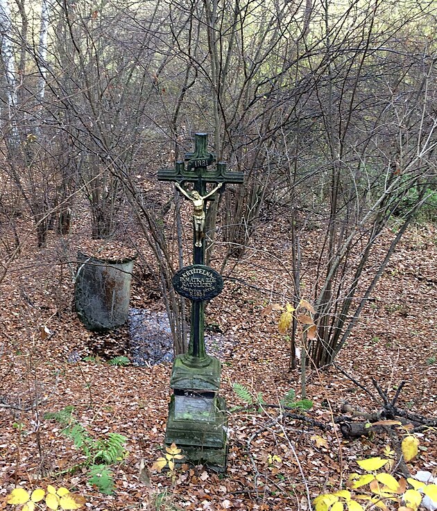 Kříž u Křtitelní studánky