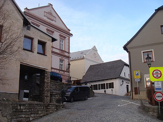 Vlevo radnice, vpravo muzeum